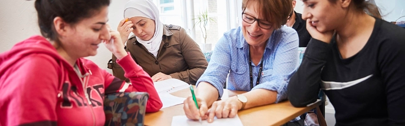 Klassrum med elever och en lärare som undervisar